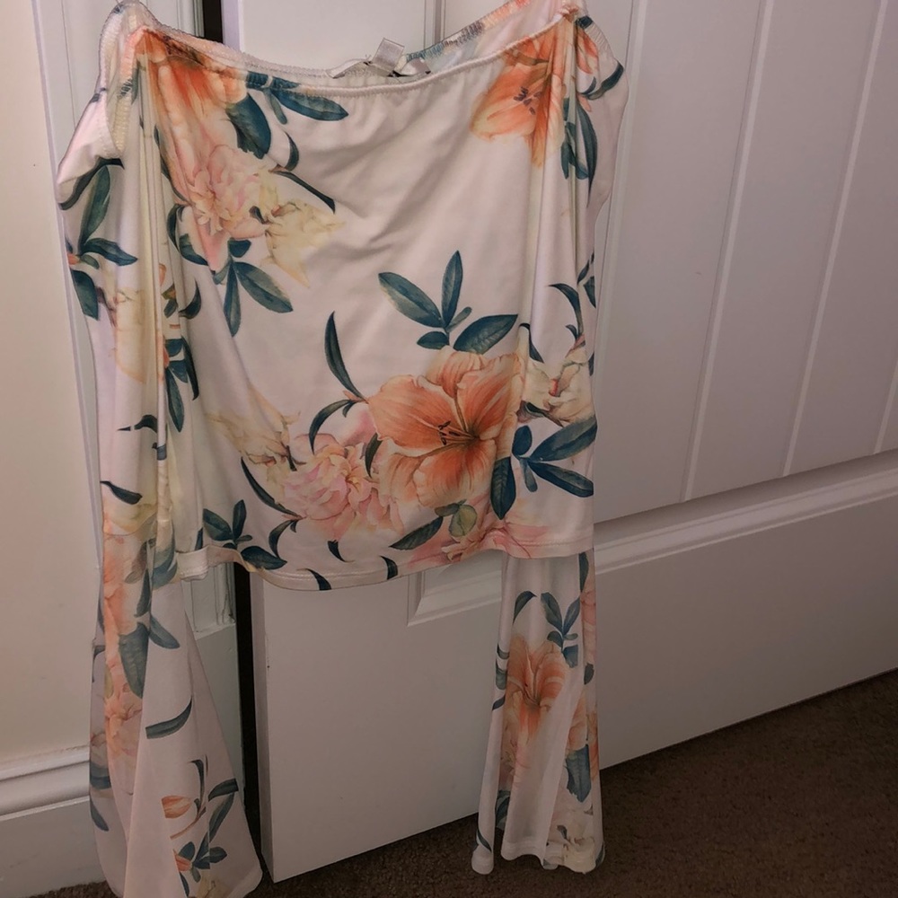 Super cute floral crop top with fun sleeves size M